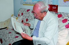  “东方红一号”功勋代表之一 陈克明的书柜中